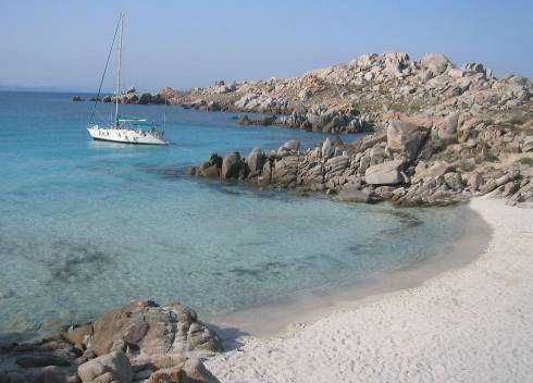 La Corse surnommée l’Île de Beauté vous attend avec ses magifiques mouillages… Louez votre propre voilier et venez découvrir la Corse!
