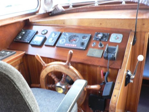La cabine de pilotage intérieure du bateau de croisière