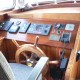 La cabine de pilotage intérieure du bateau de croisière