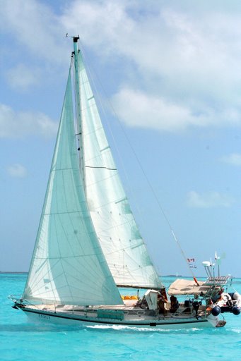 COXILY-sous-voile-dans-les-Bahamas