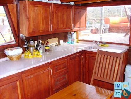 prestige boat cuisine équipée pour 12 passagers,frigidaire,frigo,congélateur,four,petit équipement et nécessaire de cuisine,vaisselle, service de table et de bord