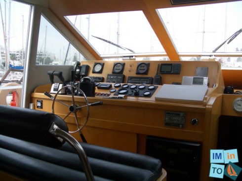 prestige_boat Guy Couach avec quipement de navigation complet avec centrale de navigation électronique de marque SIMRAD modèle CX40