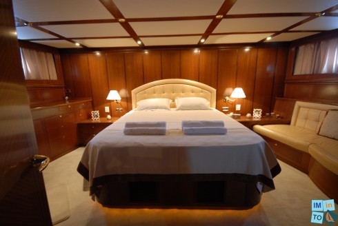 prestige_boat Superbe motor yacht avec 5 cabines totalement équipée pour la navigation avec tout le confort.