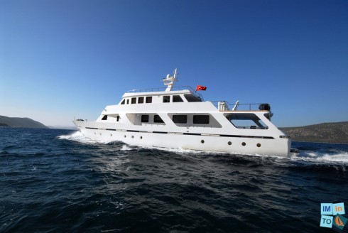 prestige_boat, superbe motor yacht de 32 mètres, totalement équipé avec canot de type hors bord avec 75 hp et une annexe avec 15 hp