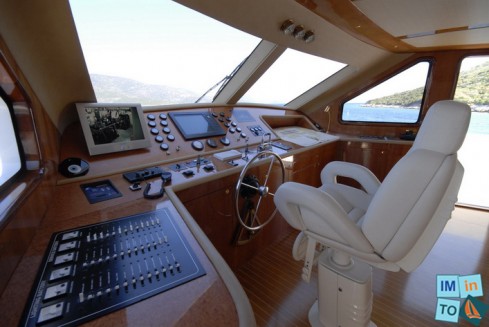 prestige_boat. Le yacht est conforme aux règlements internationaux de sécurité et dispose de gilets de sauvetage, extincteurs et alarmes anti-incendie.