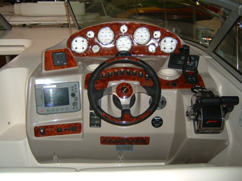 Tableau de Bord et Volant du Poste de Pilotage du Bateau Moteur Usagé Rinker 342 Fiesta Vee 2005 34'