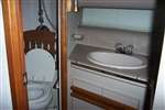 Toilette du Bateau Moteur Usagé CRUISERS INC 3670 Express Aft - 1989 à vendre