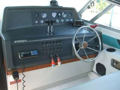 Poste de pilotage du Bateau Moteur Usagé REGAL Commodore 36 - 1990 à vendre, de chez Brousseau Marine Sport