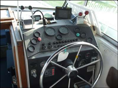 Poste de pilotage du Bateau Moteur Usagé CHRIS CRAFT 28 - 1988 à vendre, de chez Brousseau Marine Sport