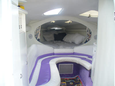 Banquette et couchette intérieur du Bateau Moteur Usagé BAJA BOATS SPECIAL 38 - 1996 à vendre, de chez Brousseau Marine Sport