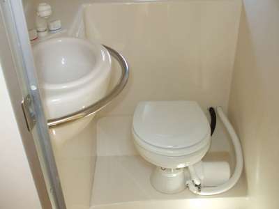 Toilette du Bateau Moteur Usagé MAXUM 2900 SCR - 2001 à vendre, de chez Brousseau Marine Sport 