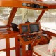 Poste de pilotage intérieur du Bateau Moteur Usagé GRAND BANKS EASTBAY - 2000 à vendre, de chez Brousseau Marine Sport