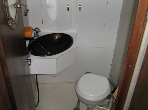 Cabinet de toilettes avec douchettes eau chaude