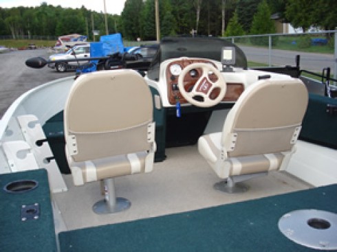 Cockpit du bateau moteur d'occasion Legend 151 Viper 2007 avec moteur Power trim 40 hp 4 temps 2005