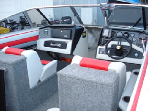 Cockpit du bateau moteur d'occasion Donzi 1989 avec moteur OMC Cobra 3 litres