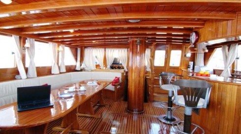 une construction traditionnelle de type yacht en bois