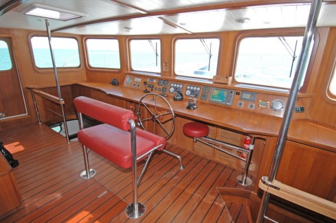 helm catamaran YC 80 pelicano