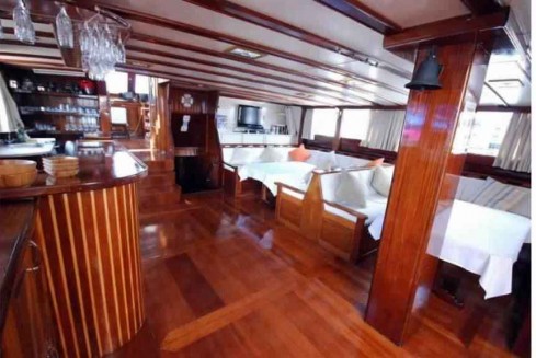 goélette de type voilier motorisé classique et confortable en location privative pour 20 pax