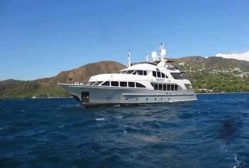  Yacht de luxe à Moteurs de 37 mètres avec 5 cabines pour croisière Méditerranée 