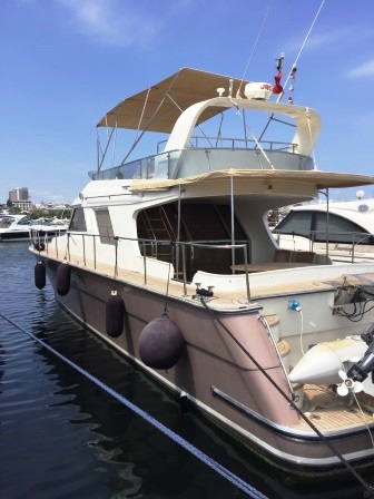 yacht type vedette rapide 18 m avec flybridge annee 2011